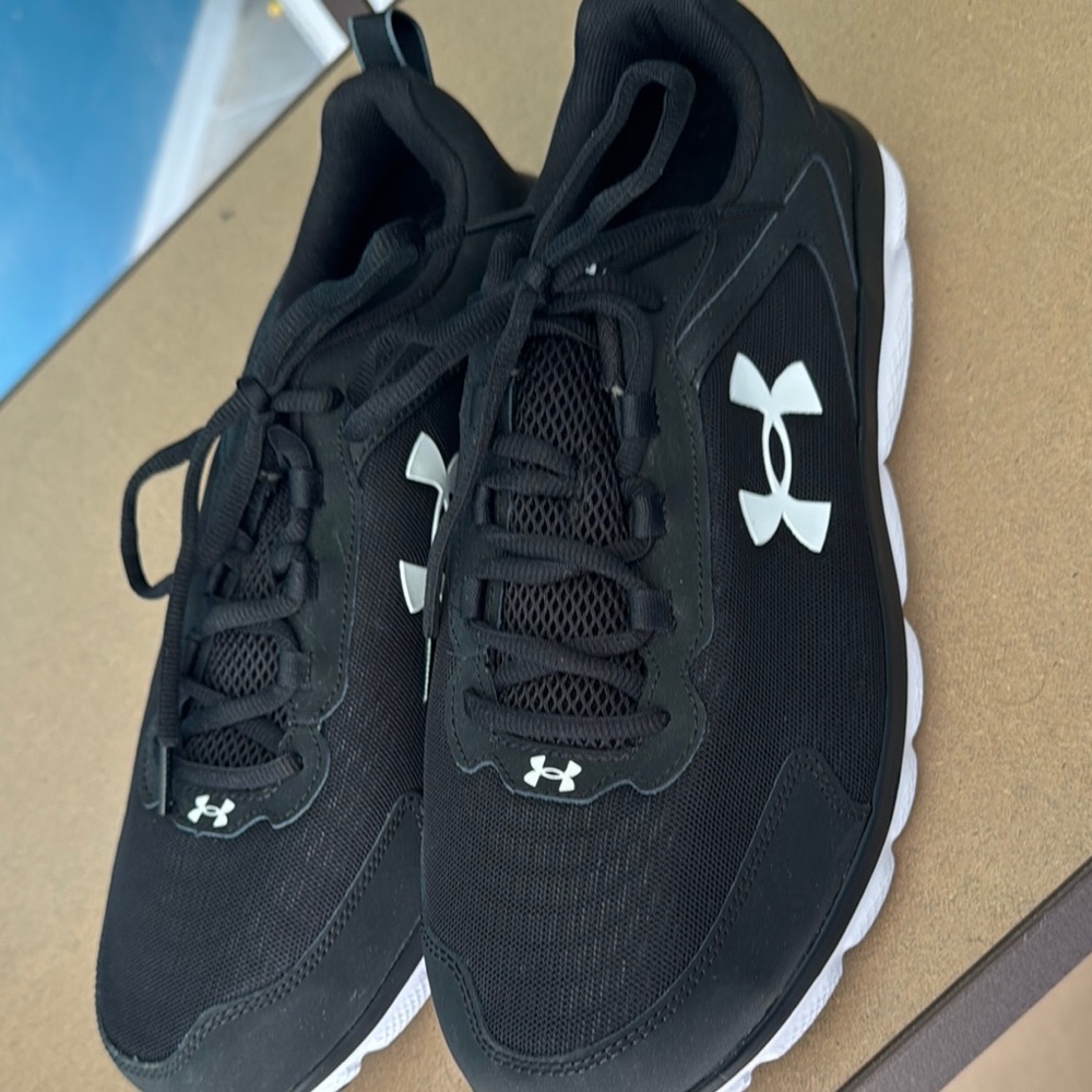 Under Armour Black and White Athletic Shoes NEW WITHOUT TAGS NEVER WORN !!